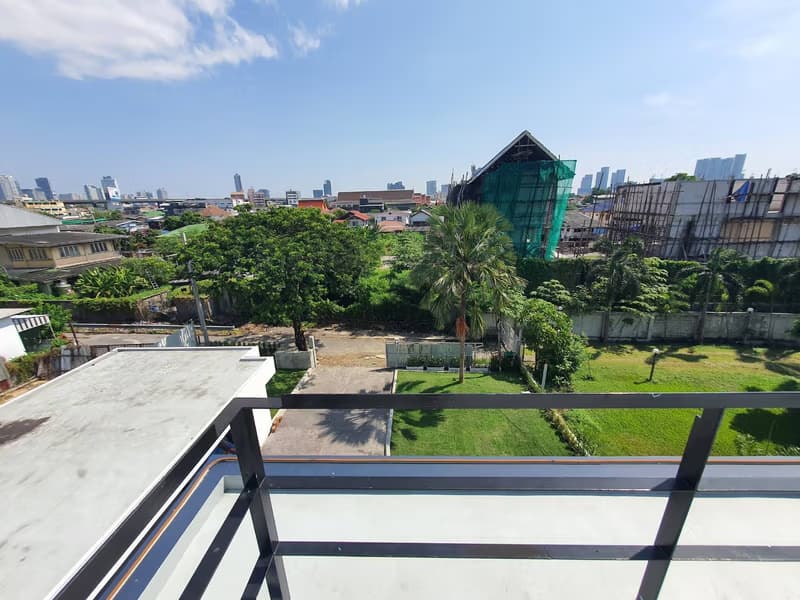 5 Bed House for Rent and Sale in Phra Khanong