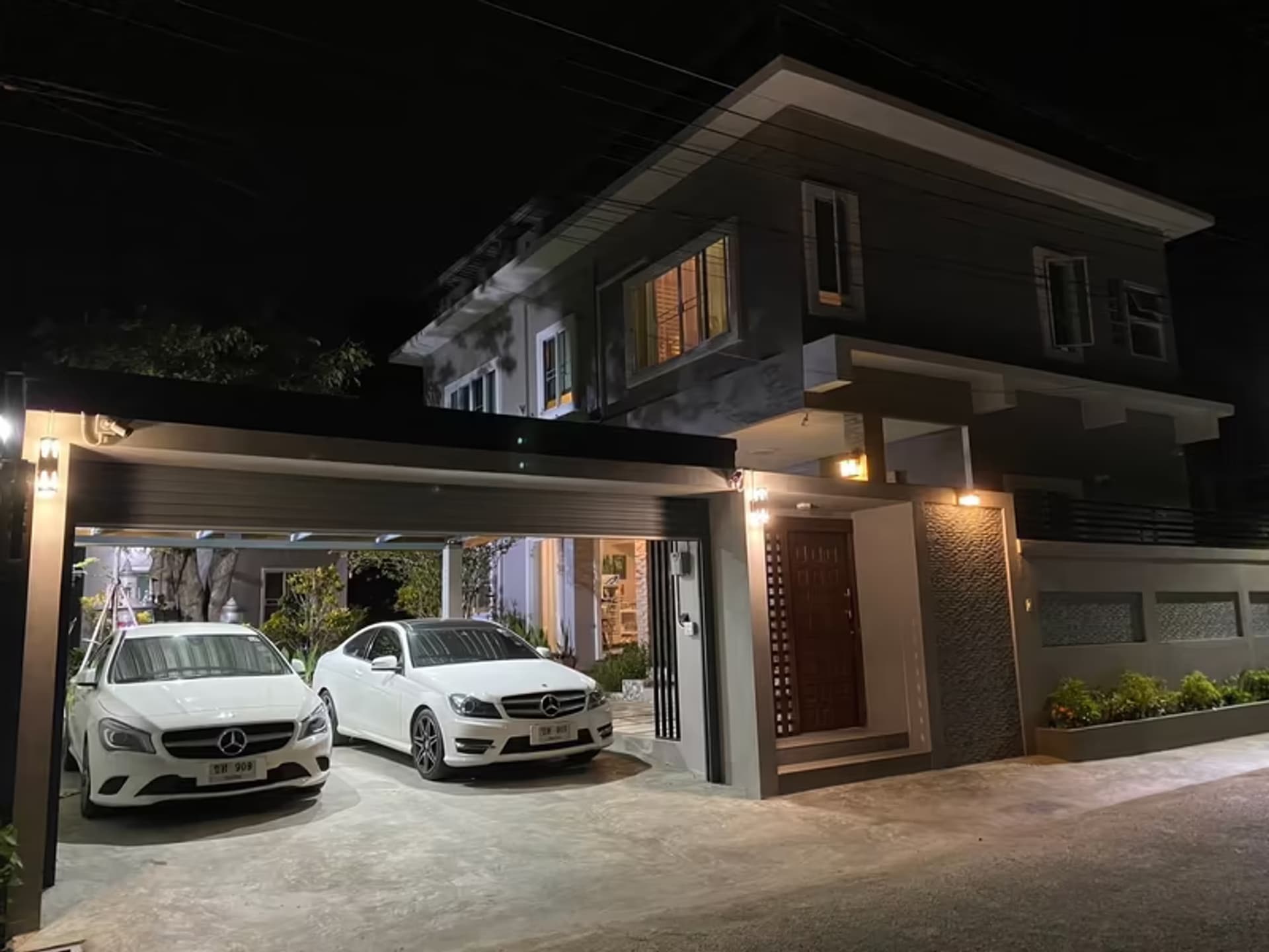 7 Bedroom House - Image 1