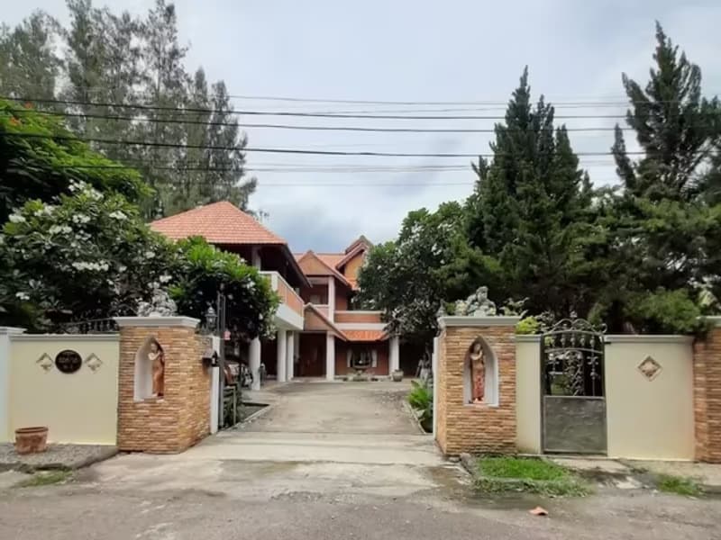 6 Bedroom House