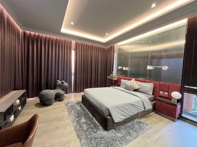 5 Bed House for Rent in Bang Na