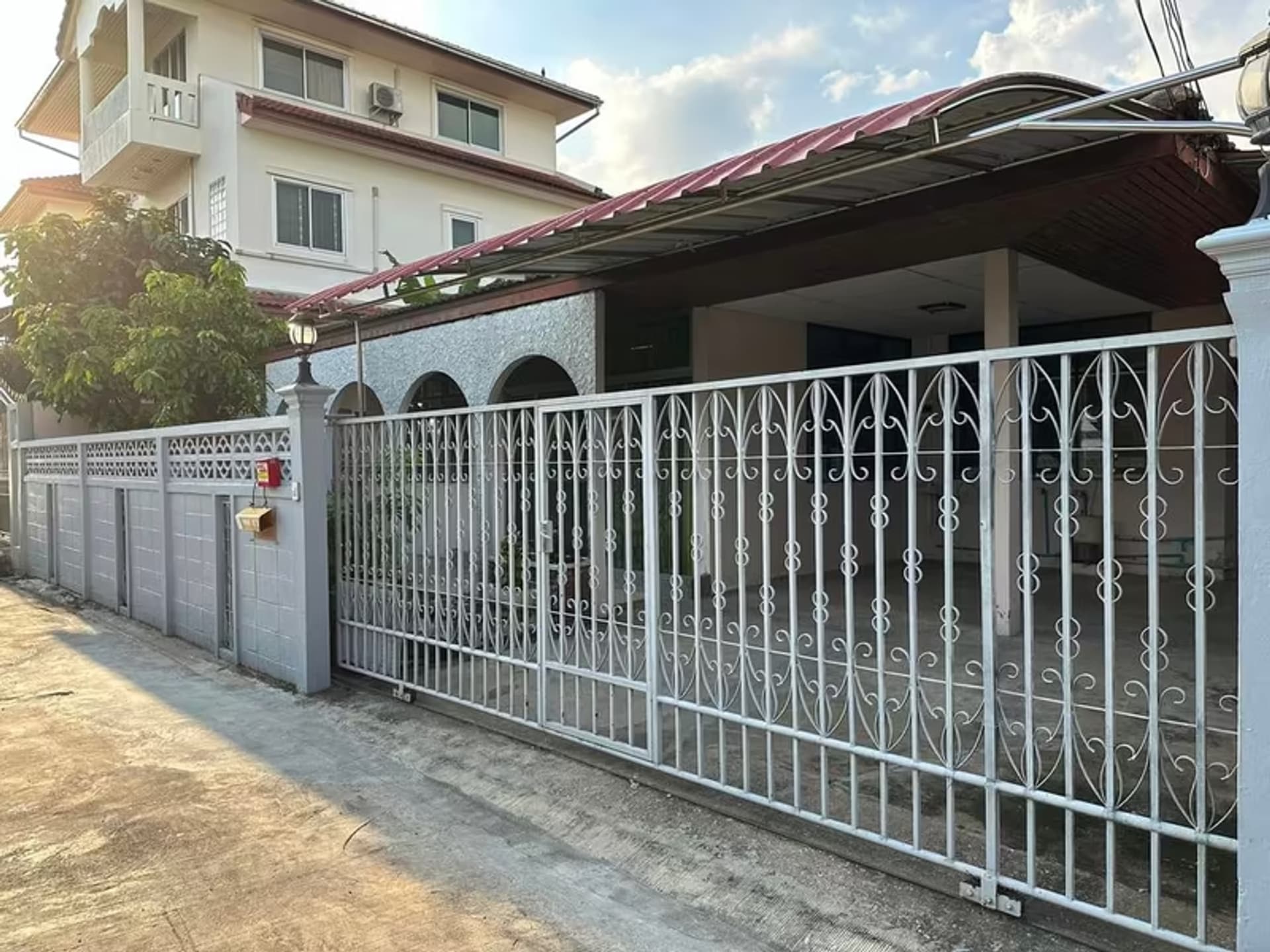 House for Rent in Phra Khanong. - Image 1