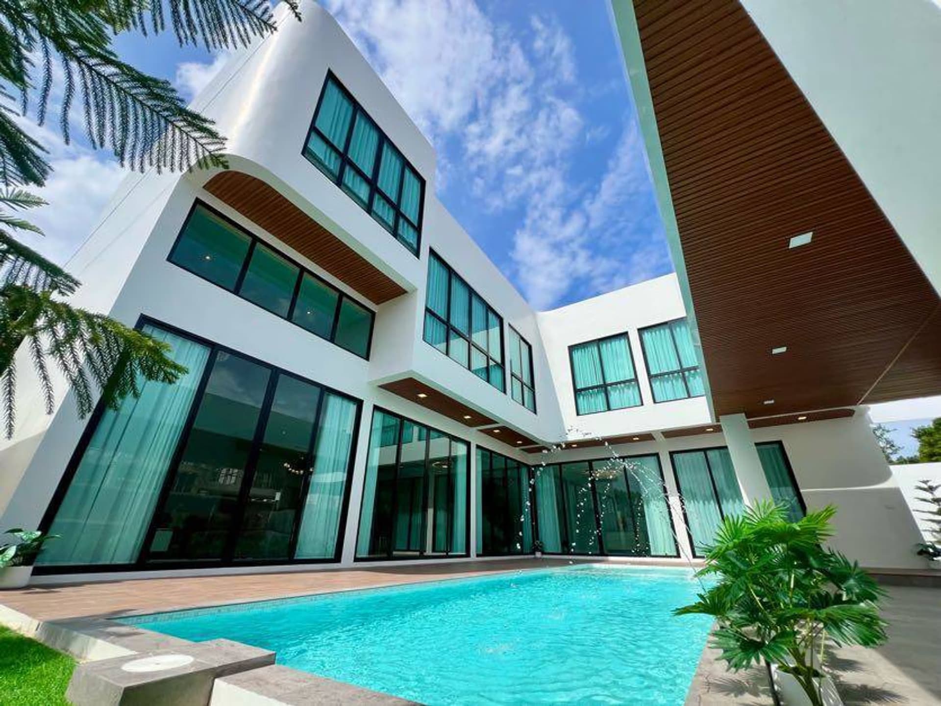 7 Bed House for Rent and Sale in Mueang Chiang Mai District - Image 1