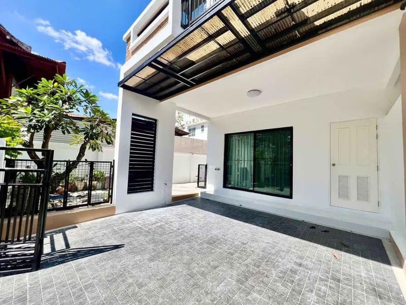 3 Bed Townhouse for Rent in Bang Kapi District