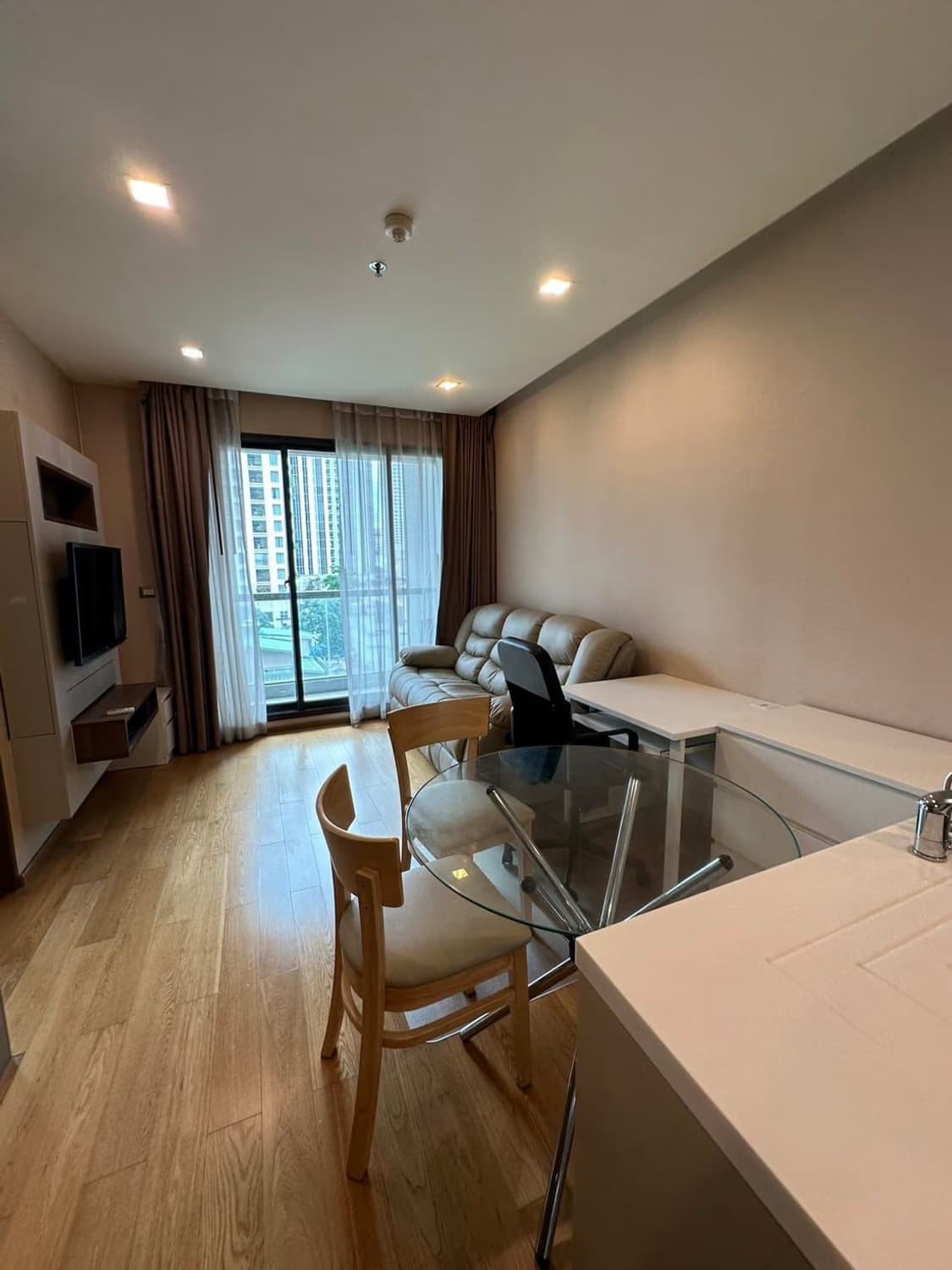 1 Bed Condo for Rent in Bang Rak - Image 1