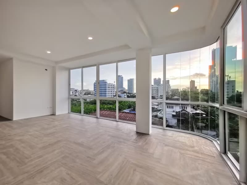5 Bedroom House for Sale 