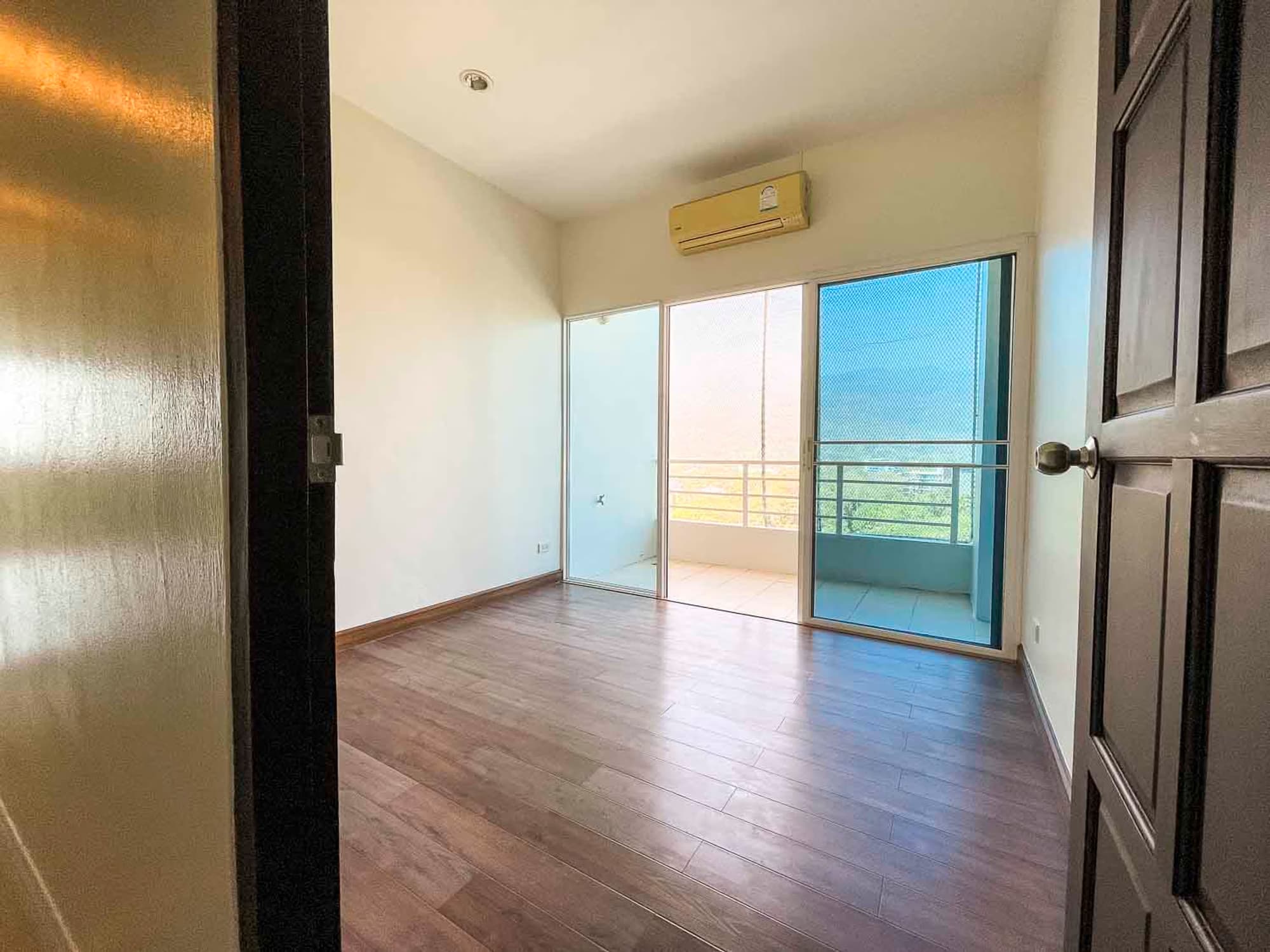 Unfurnished 4 Bed Condo w. Stunning Mountain View for Sale - Image 13