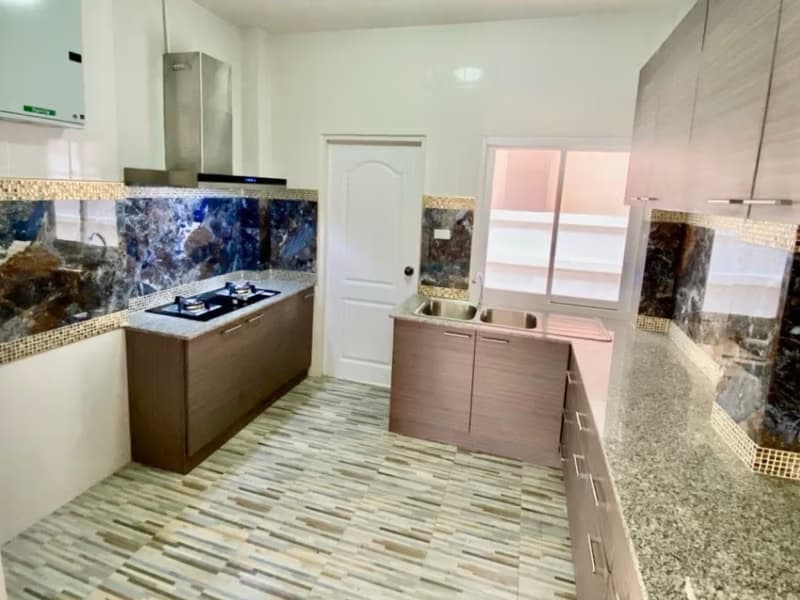 5 Bed House for Rent and Sale in San Kamphaeng
