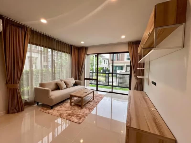 4 Bed House for Rent in Bang Kapi