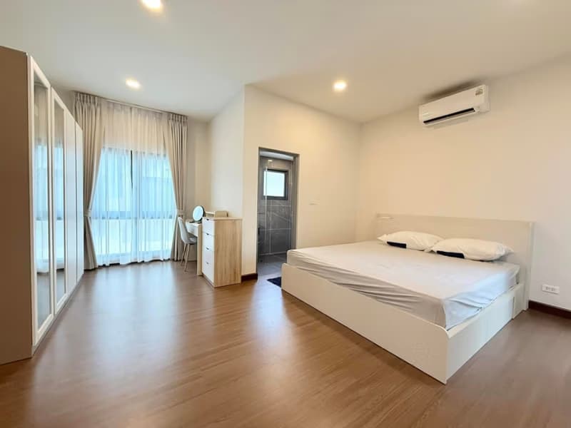 4 Bed House for Rent in Bang Phli