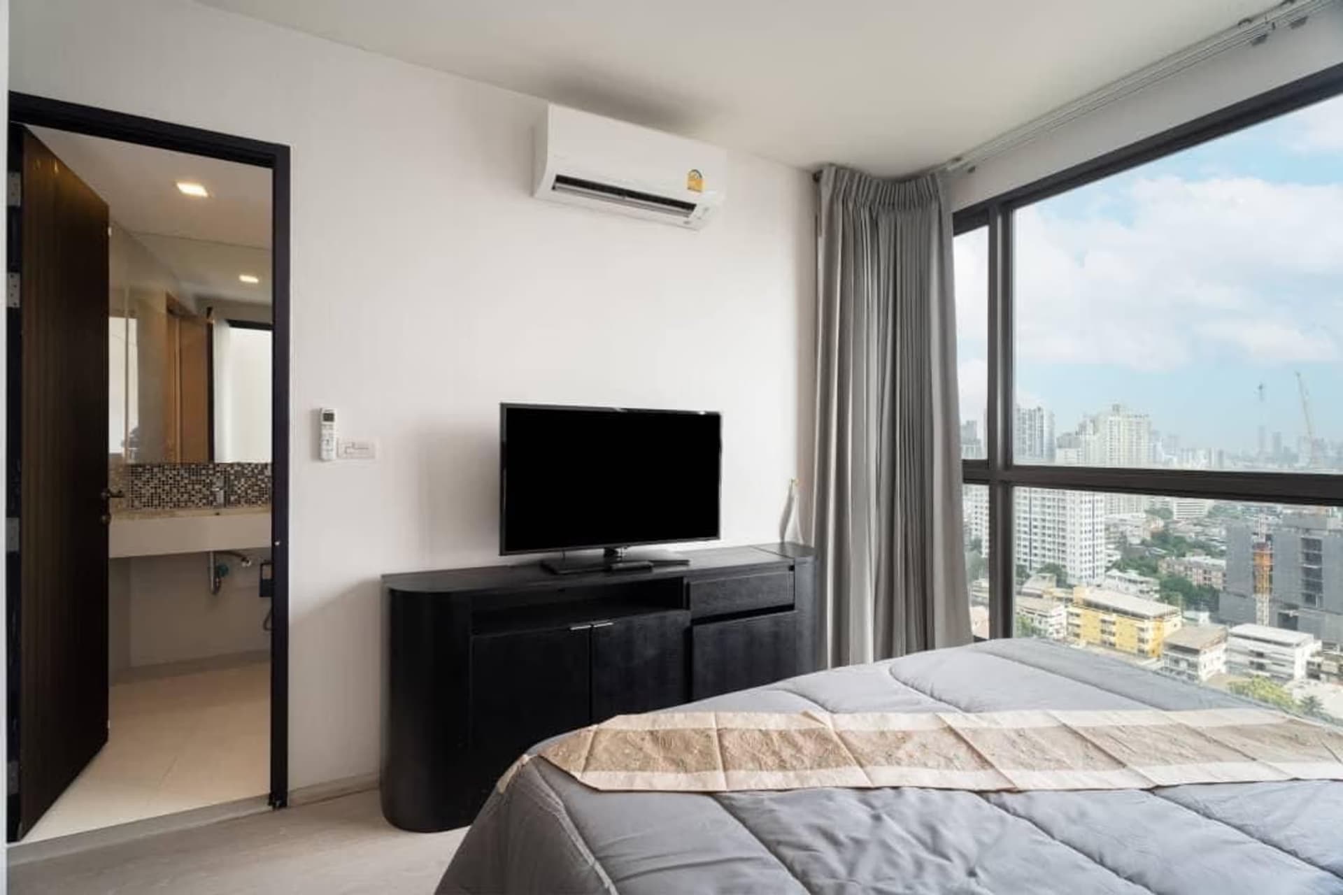 2 Bed Condo for Rent and Sale in Khlong Toei - Image 3