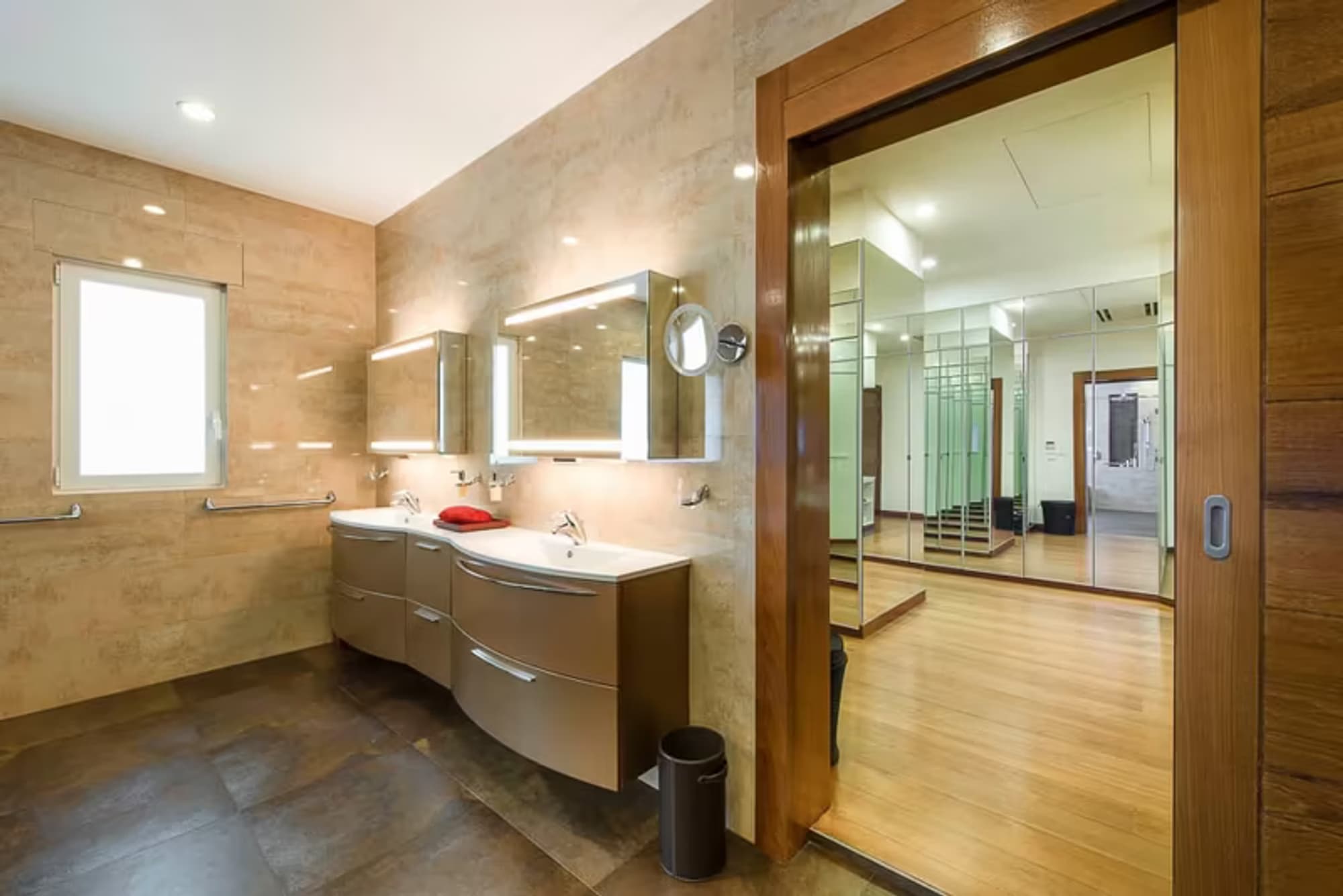 Luxury Home w/ Gaggenau Kitchen and High-end Home Theatre. - Image 38