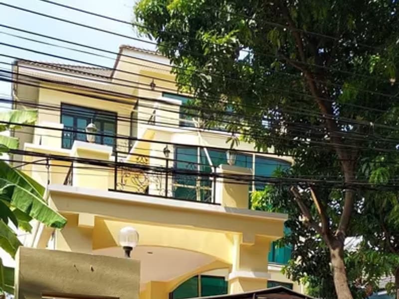 House for Rent in ratchaprarop.