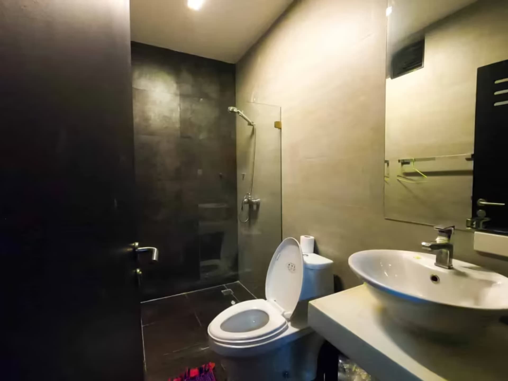 6 Bedroom House - Image 16