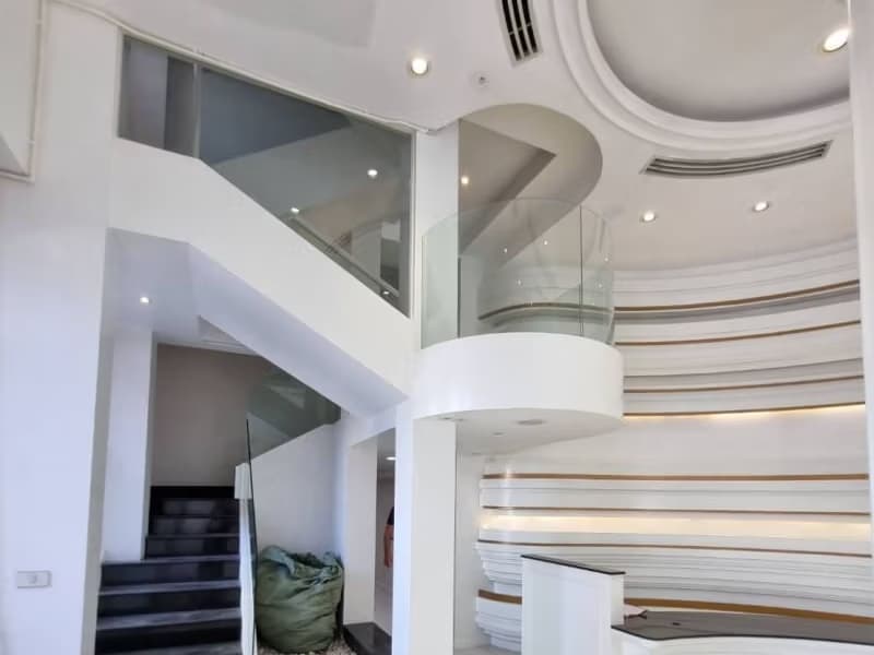 Commercial for Rent/Sale in Khlong Toei