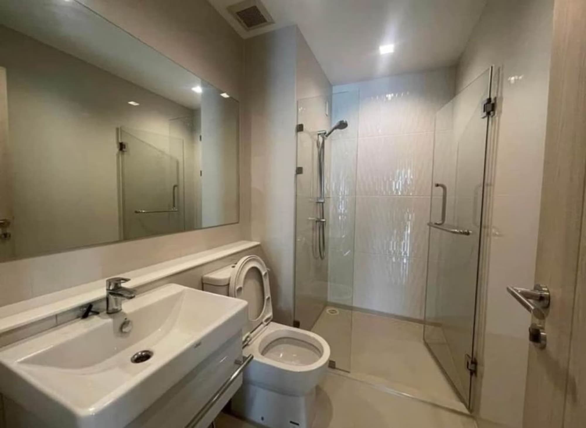 2 Bed Condo for Rent and Sale in Pathum Wan - Image 5