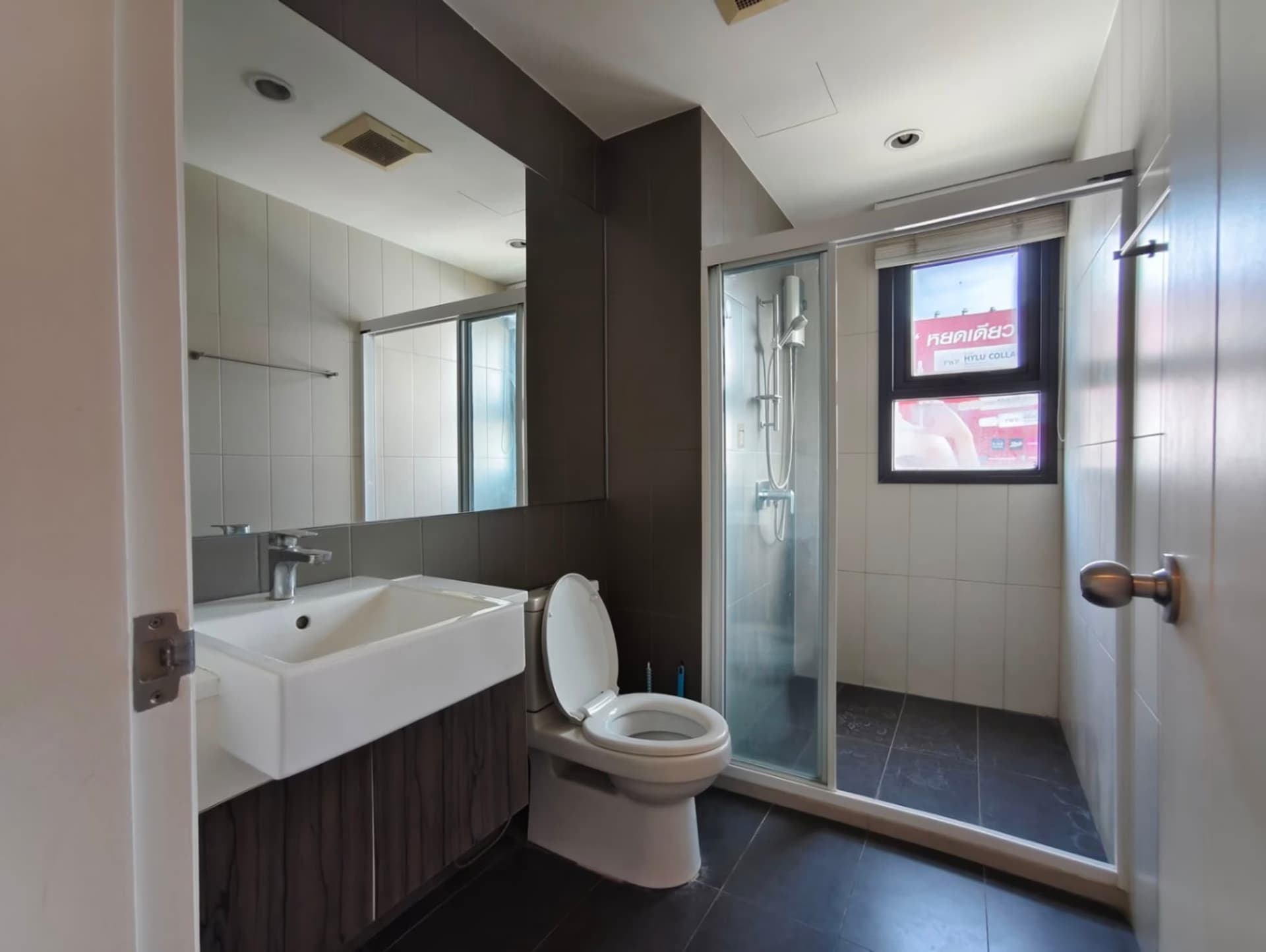 2 Bed Condo for Rent in Huai Khwang - Image 4