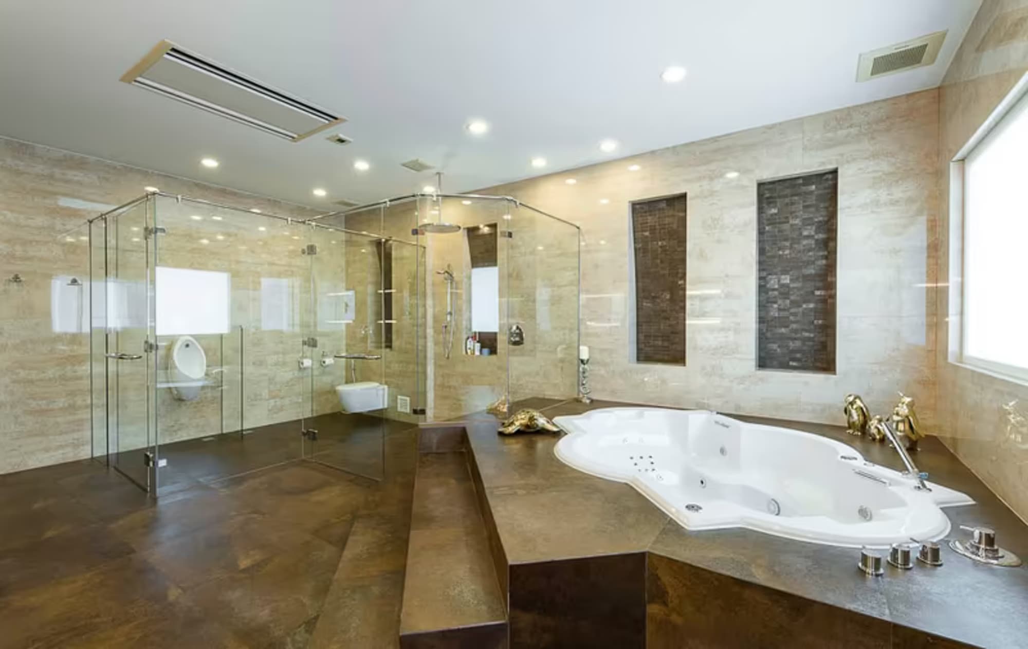 Luxury Home w/ Gaggenau Kitchen and High-end Home Theatre. - Image 27