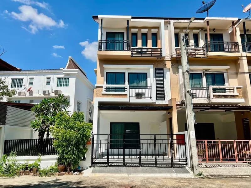 3 Bed Townhouse for Rent in Bang Kapi District