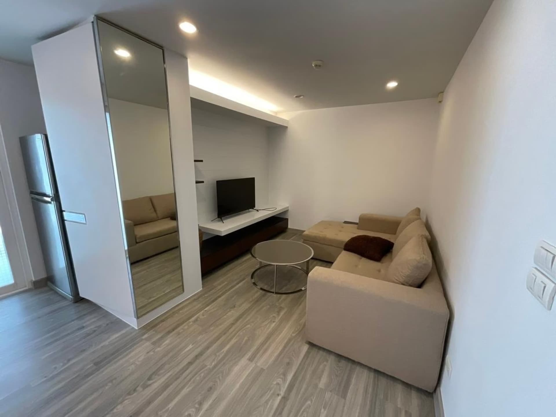 1 Bed Condo for Sale in Thon Buri - Image 1