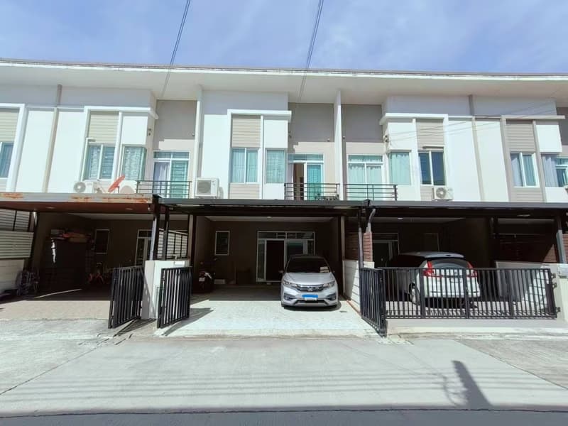 3 Bed Townhouse for Sale in Bang Phli
