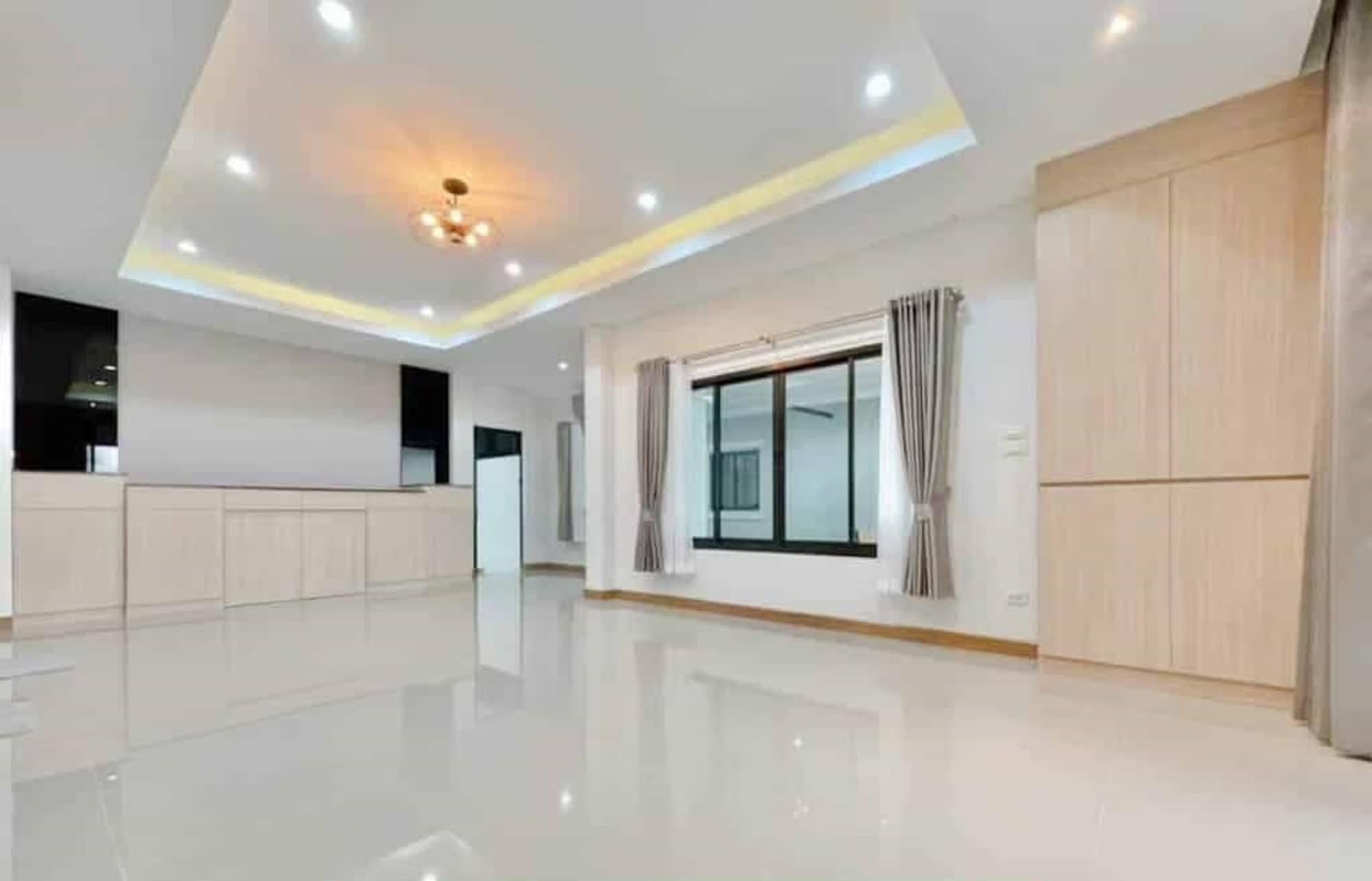 7 Bedroom House - Image 15
