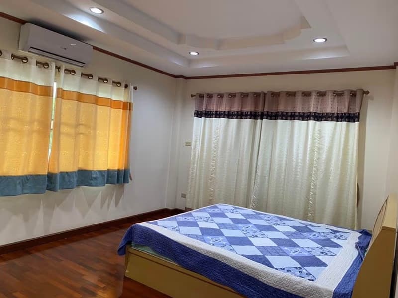 5 Bed House for Rent in San Sai