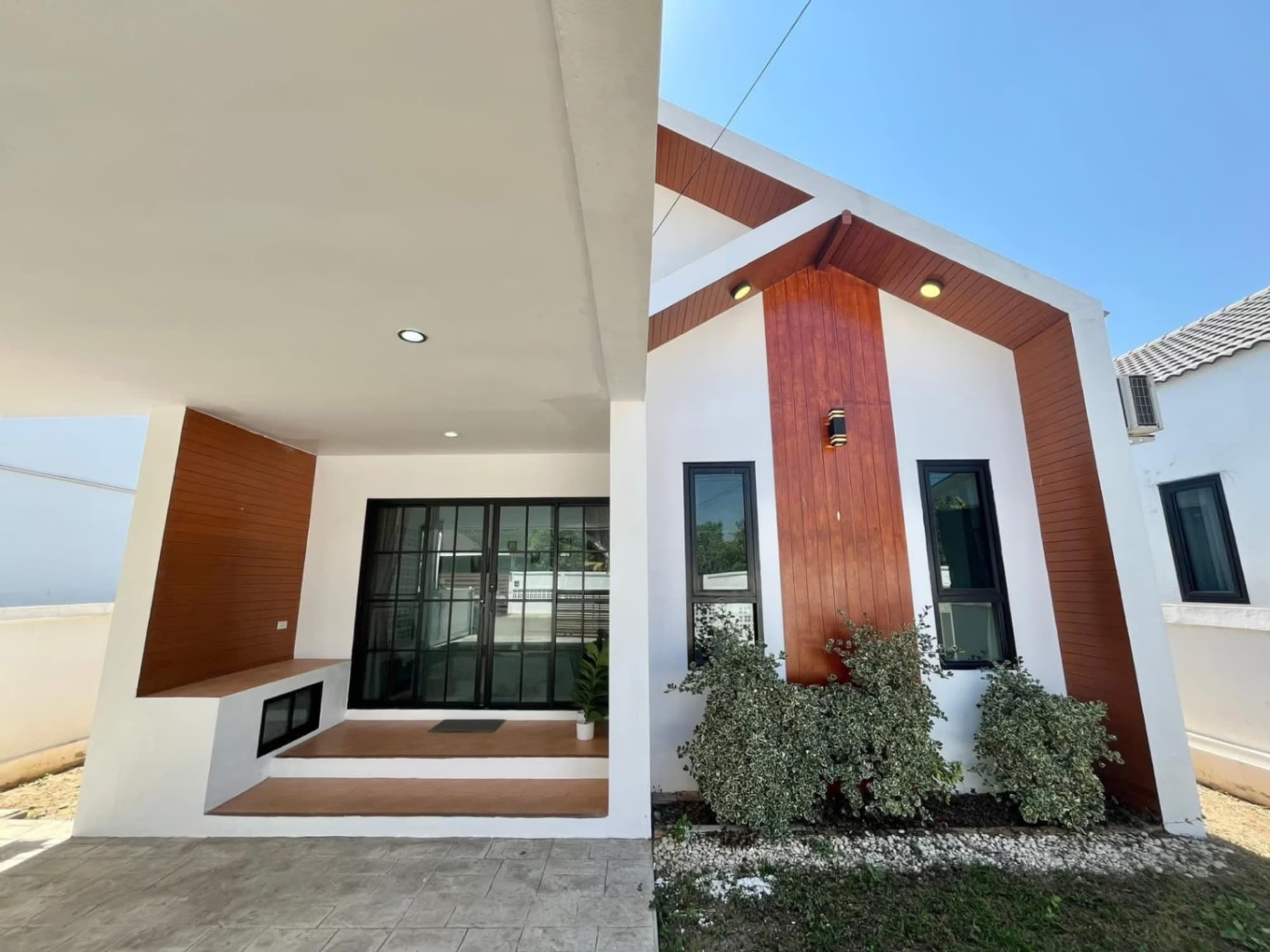 2 Bed House for Rent in Saraphi District - Image 1