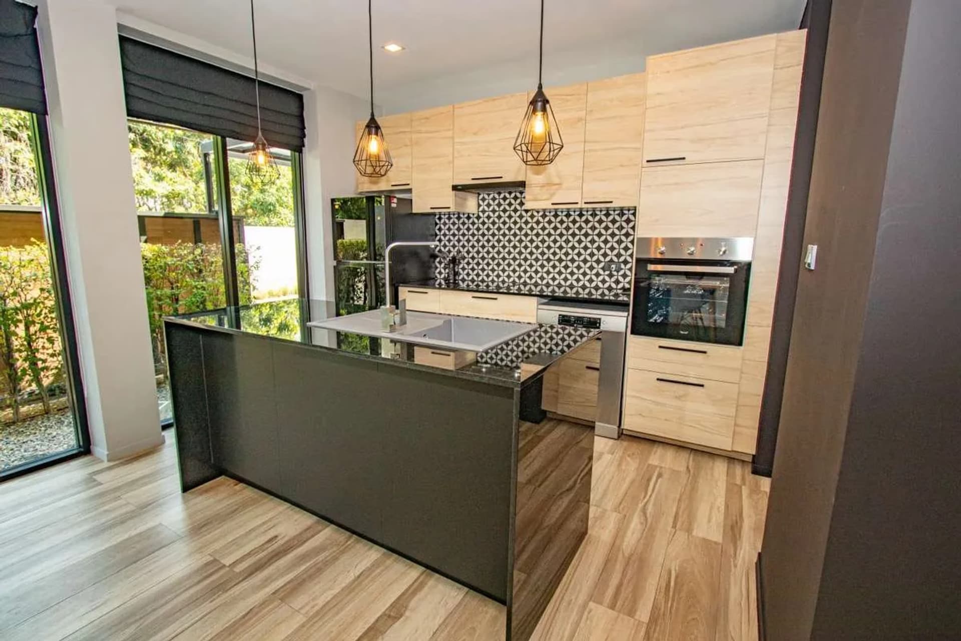 Contemporary 5-Bedroom House for Sale near Kad Farang - Image 21