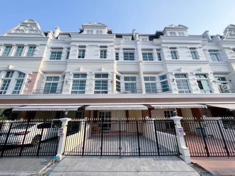 3 Bed Townhouse for Rent in Phra Khanong