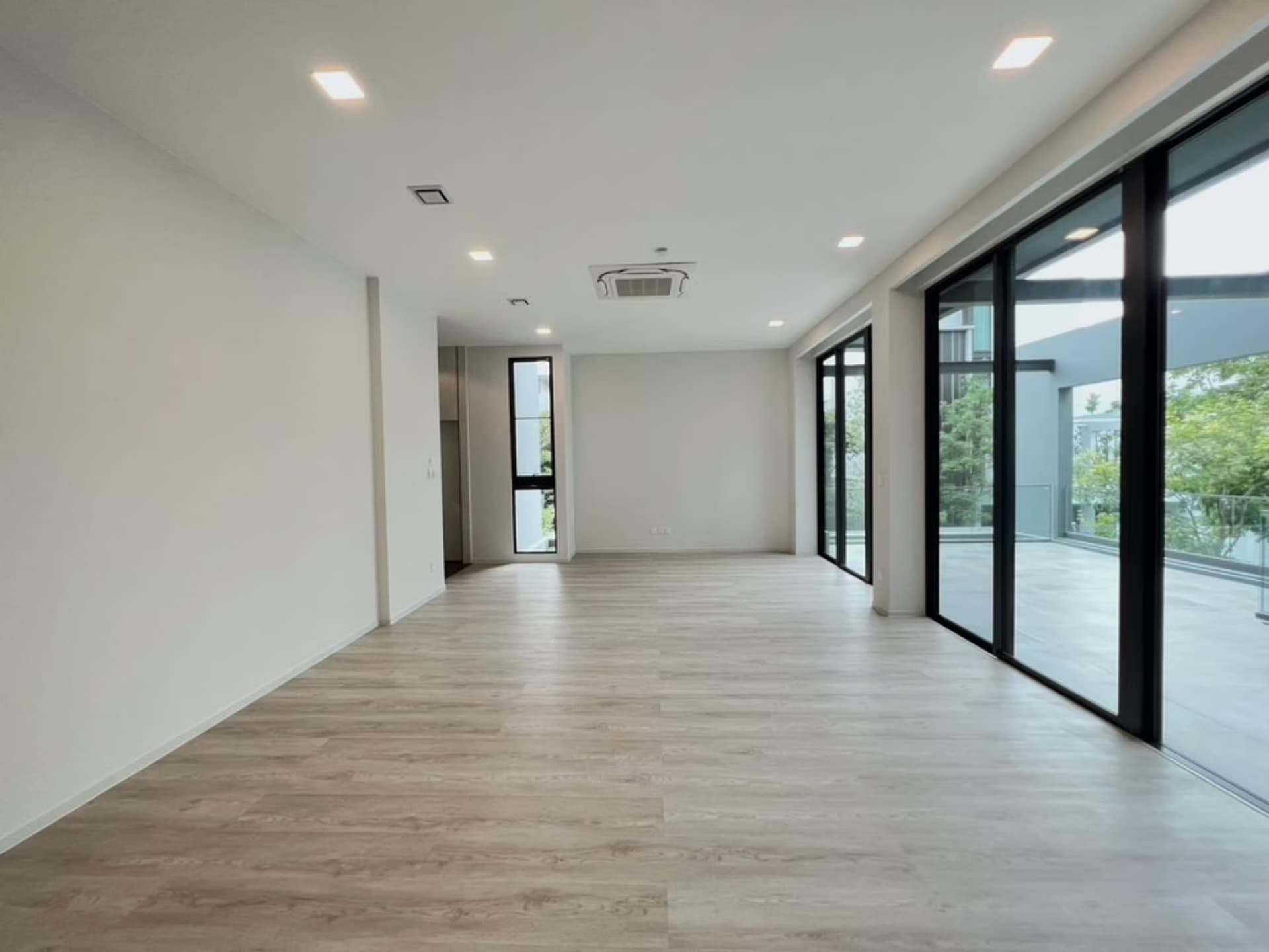 4 Bed House for Sale in Saphan Sung - Image 4