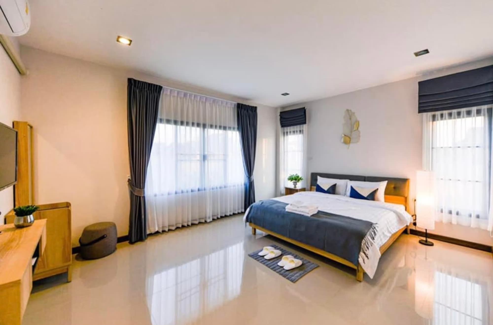 6 Bedroom House - Image 24