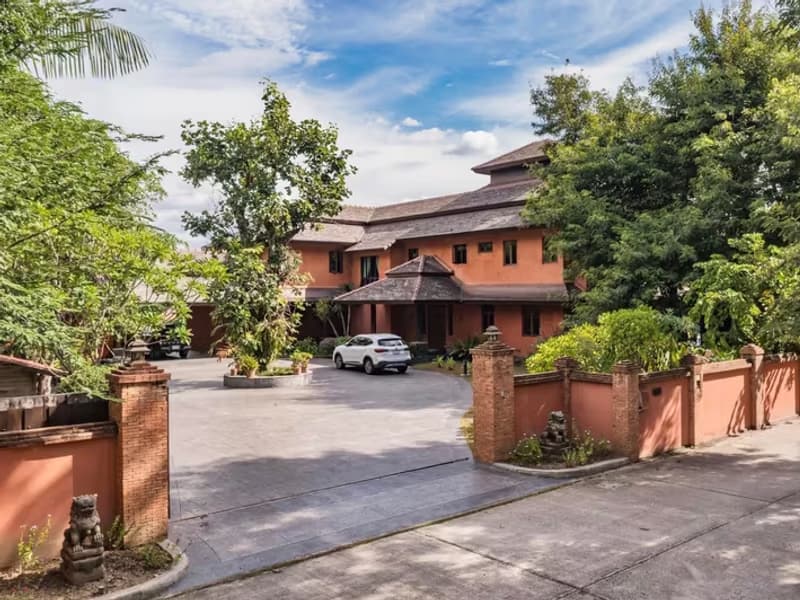 5 Bedroom House