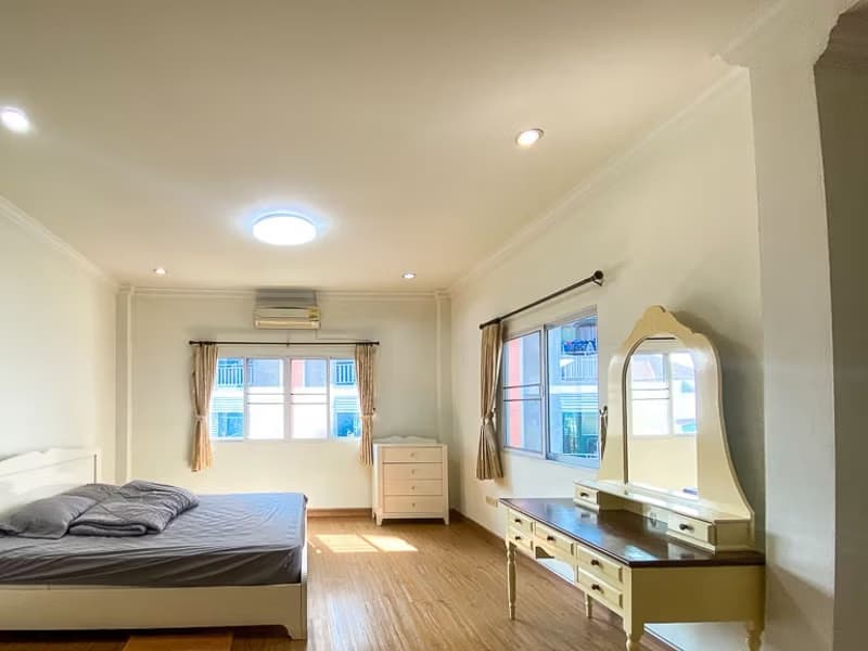 6 Bedroom House