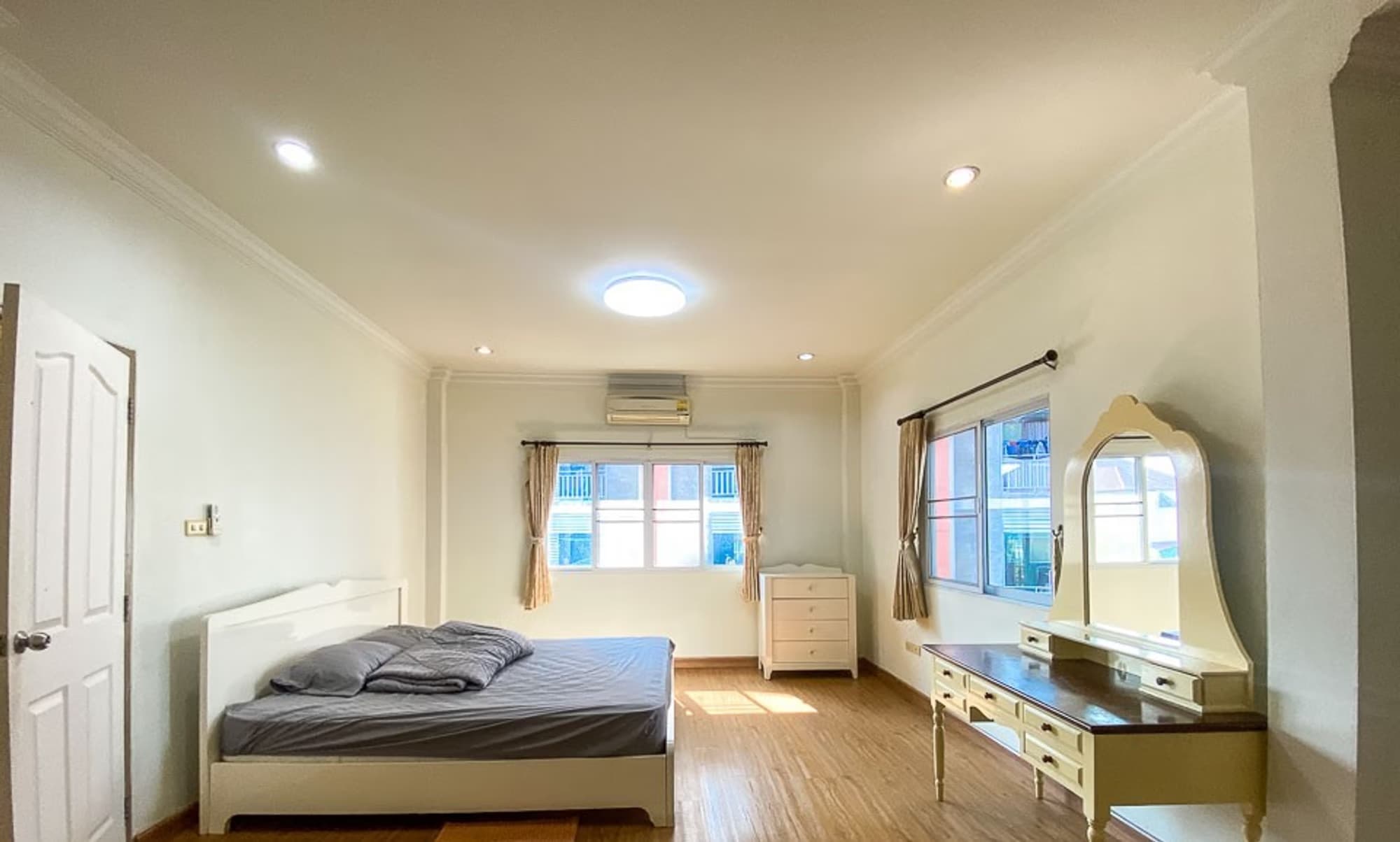 6 Bedroom House - Image 13