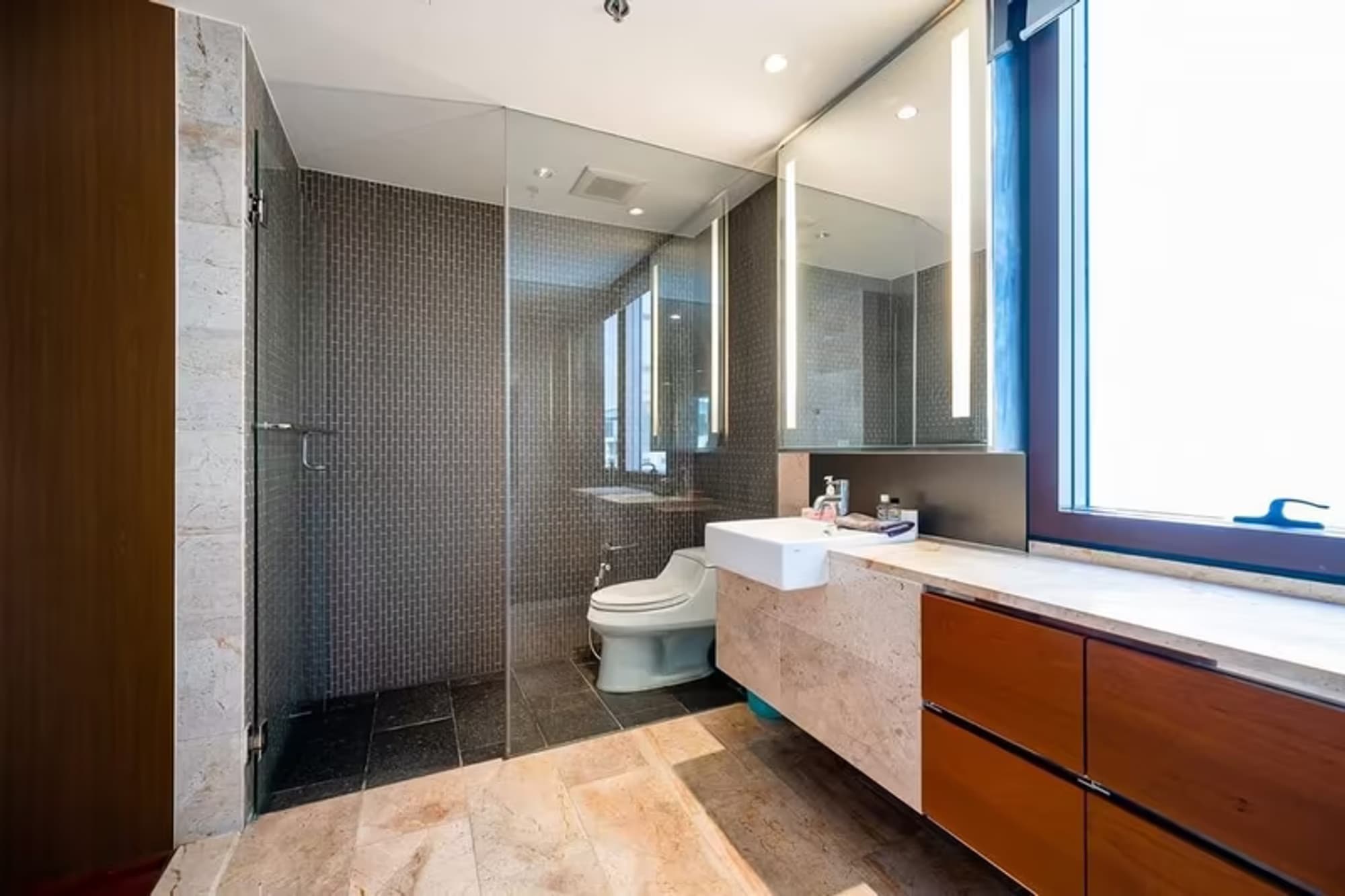 Condo for Sale at Hansar Residence - Image 12