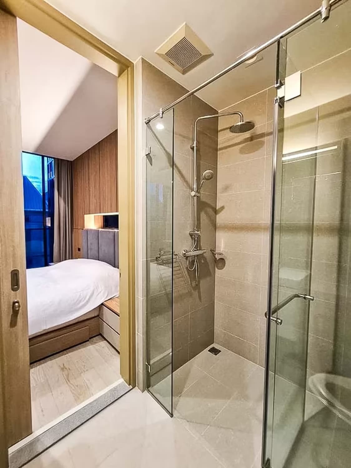 1 Bedroom Condo at Noble Ploenchit - Image 1