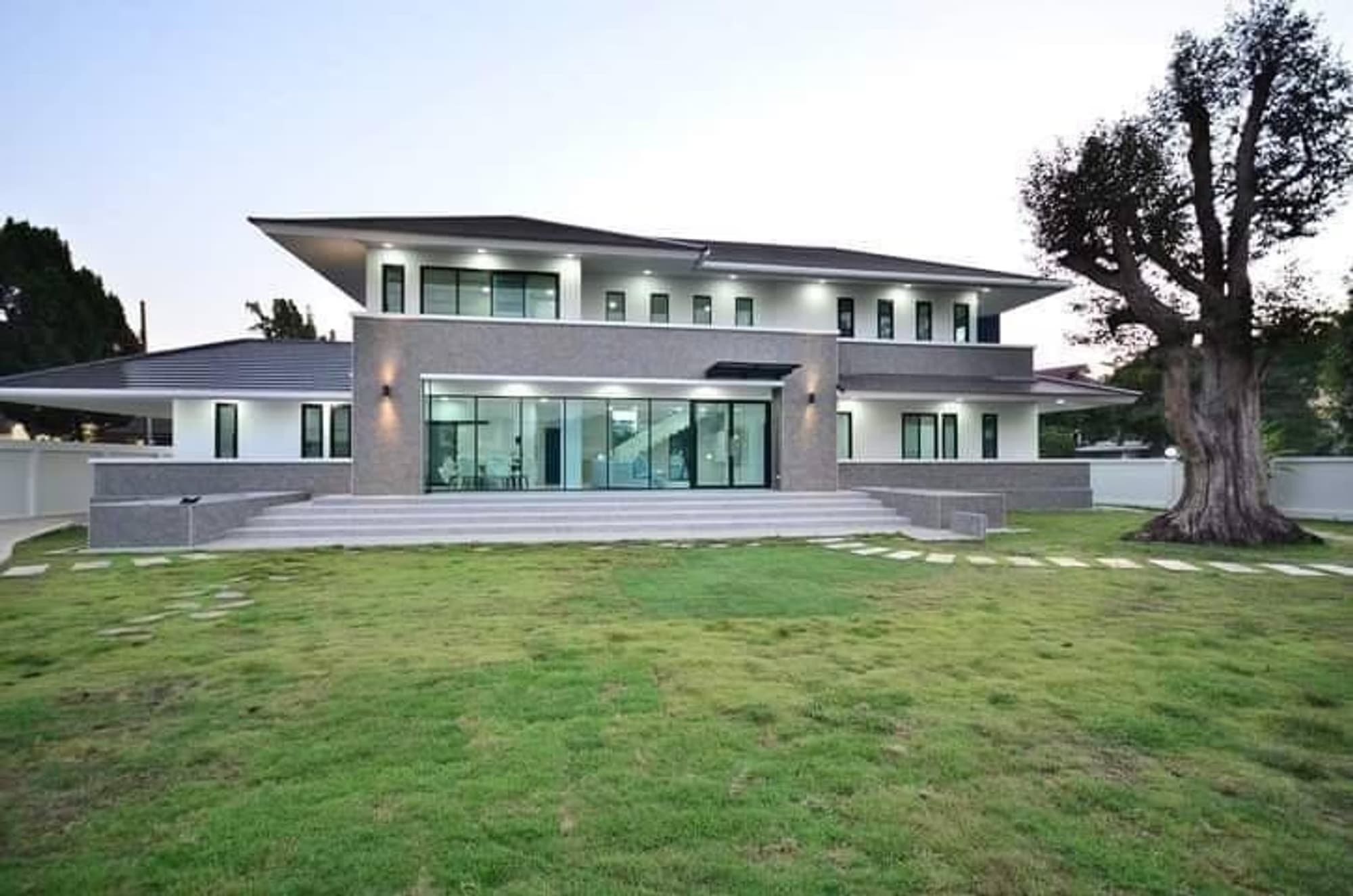 7 Bed House for Rent in Mueang Chiang Mai District - Image 1
