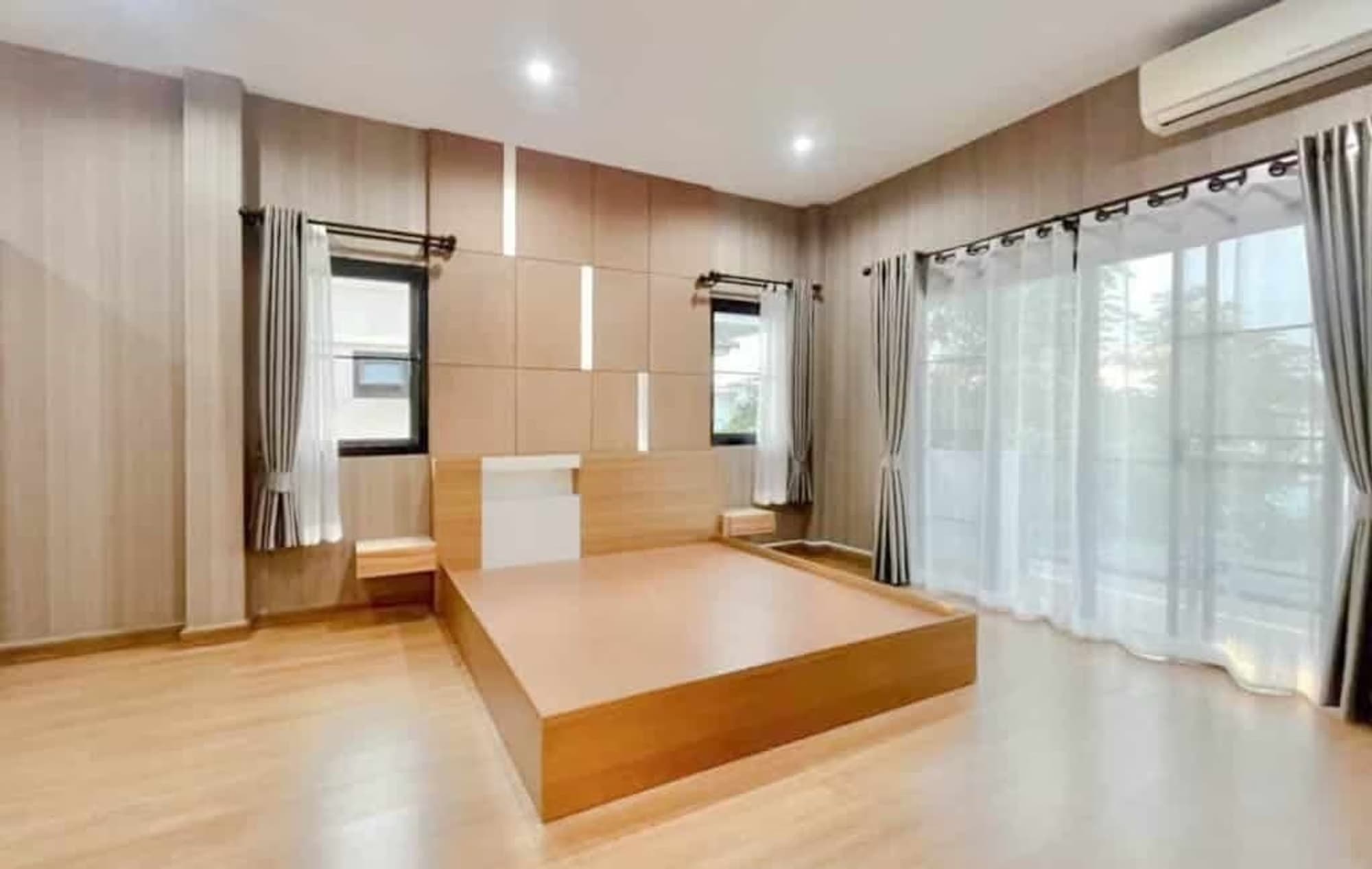 7 Bedroom House - Image 11