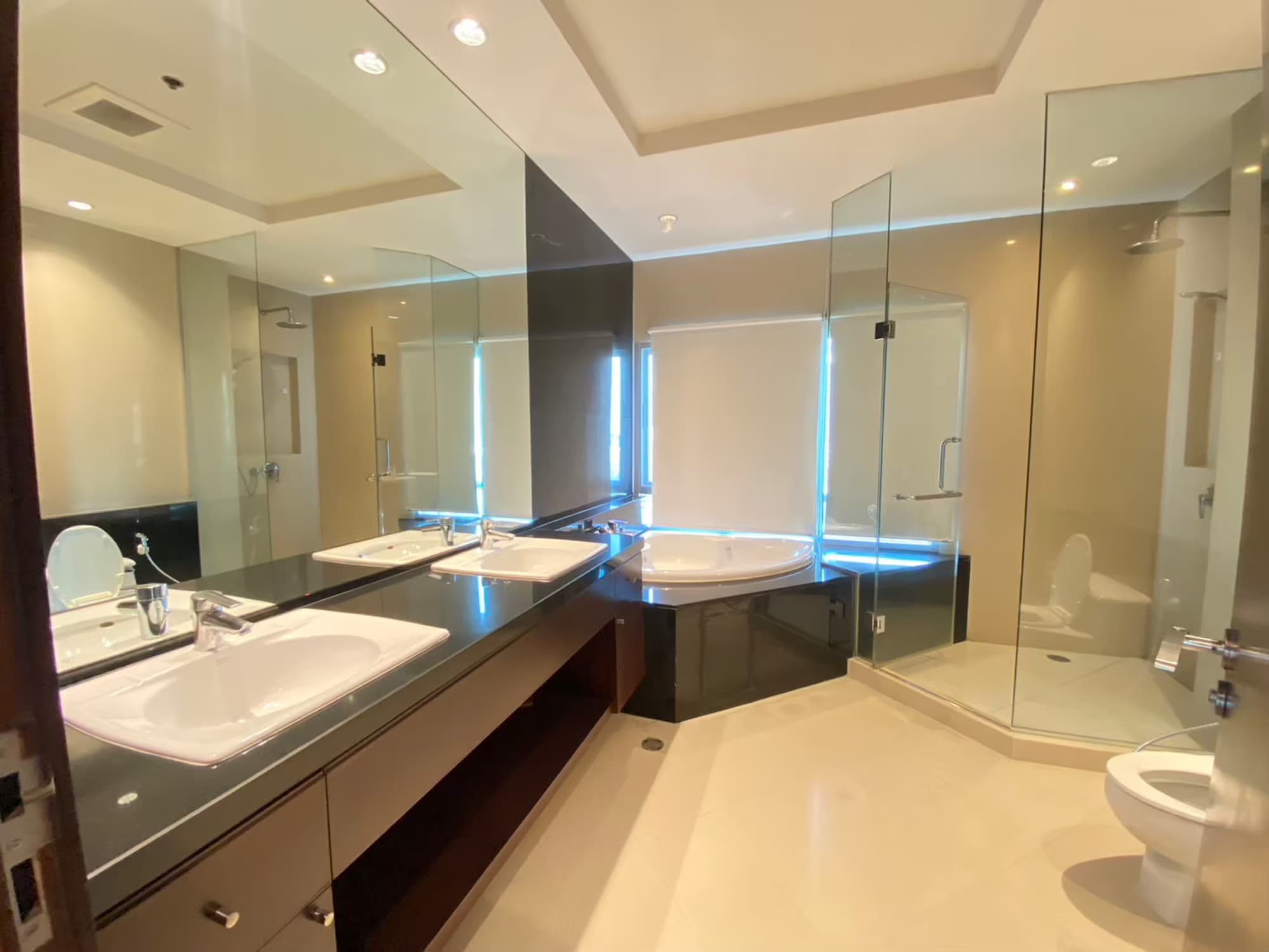 3 Bed Condo for Rent in Pathum Wan - Image 14