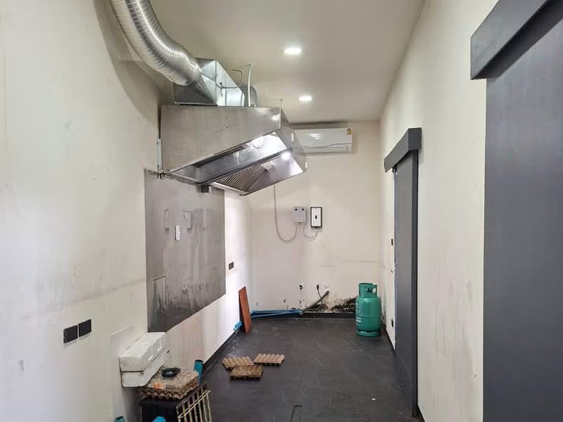 Studio Commercial for Rent in Huai Khwang
