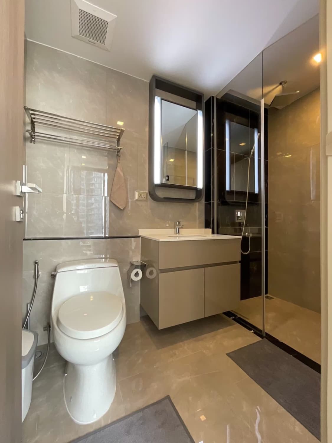 1 Bed Condo for Rent in Huai Khwang - Image 9