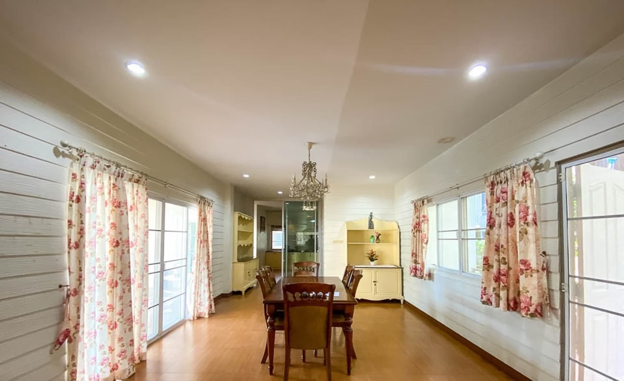 6 Bedroom House - Image 6