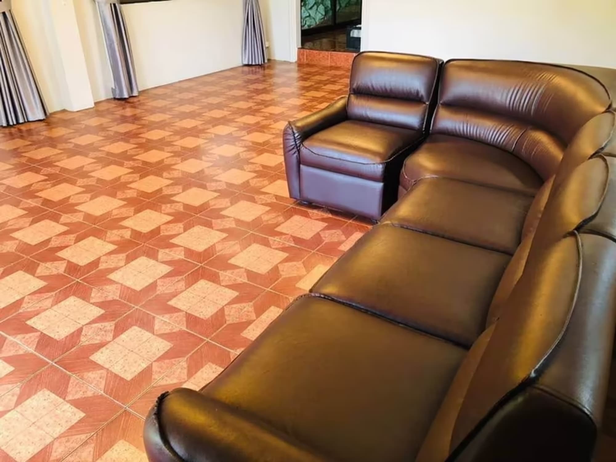 5 Bedroom House - Image 8