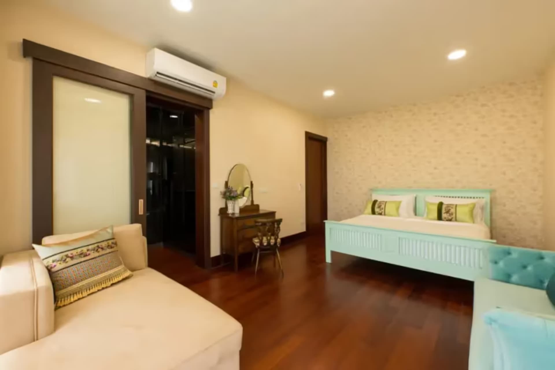 7 Bedroom House - Image 21
