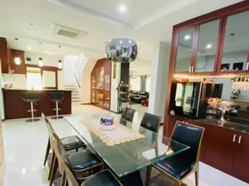 6 Bedroom House