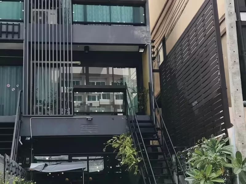 3 Bedroom Commercial