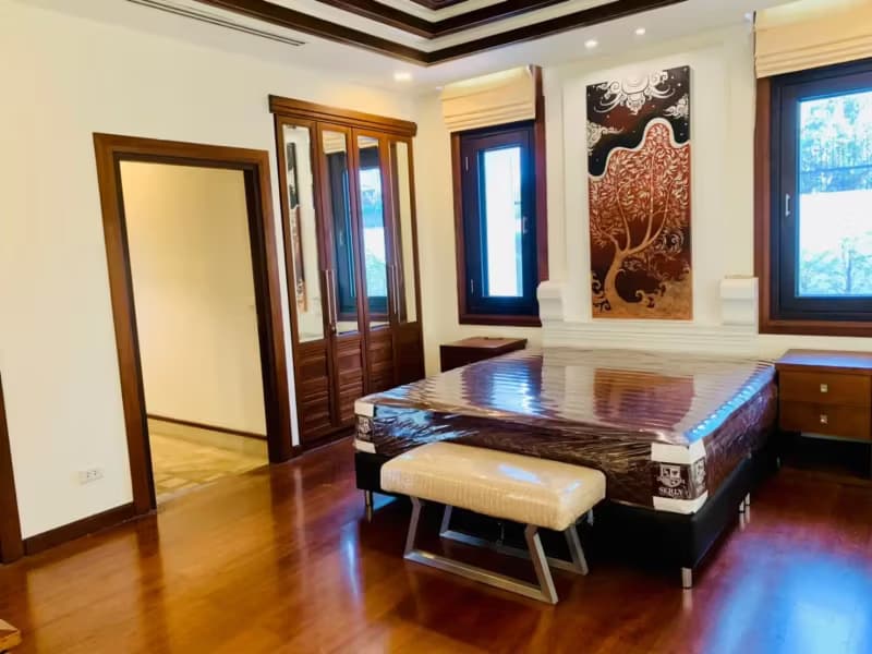 6 Bedroom House