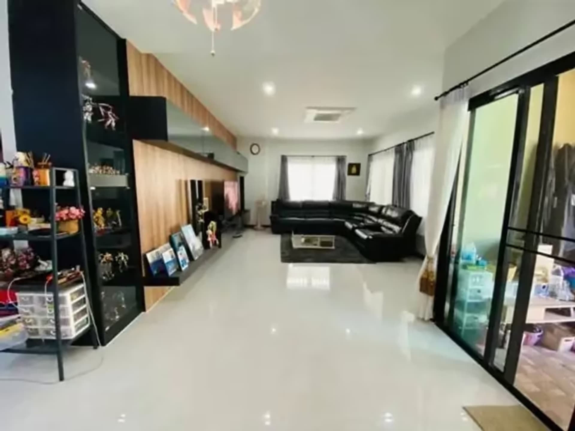 6 Bedroom House - Image 14
