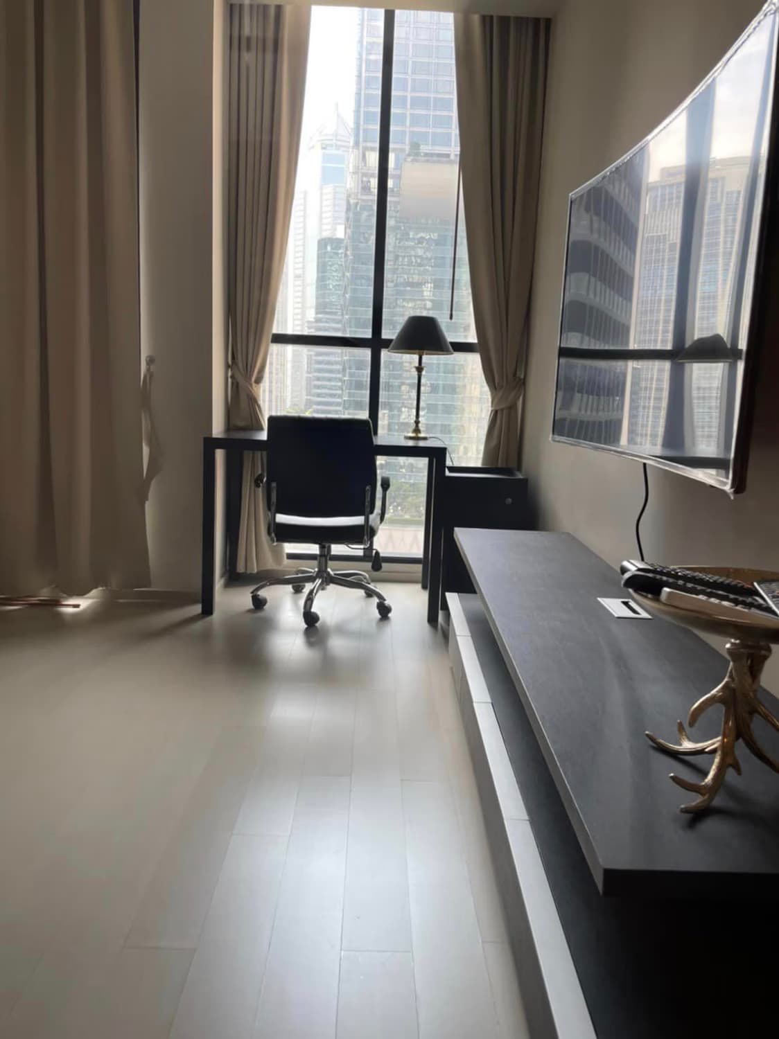Condo for Rent at Noble Phloen Chit - Image 2