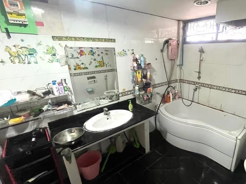 4 Bed House for Sale in Phra Nakhon